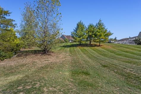 24 Bluffs Court Hamburg NJ 07419
