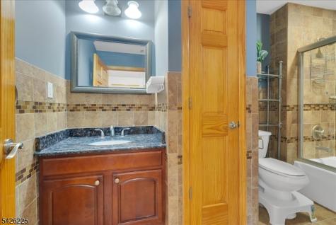 95 Calvert Avenue E Edison NJ 08820