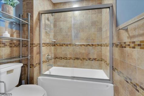 95 Calvert Avenue E Edison NJ 08820