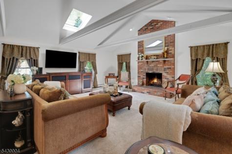 10 Moonshadow Court Kinnelon NJ 07405