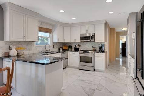 10 Moonshadow Court Kinnelon NJ 07405