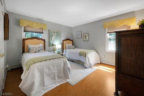 10 Moonshadow Court Kinnelon NJ 07405