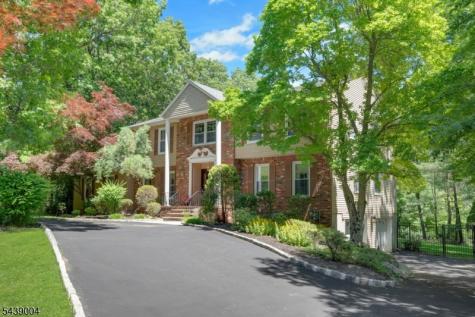 10 Moonshadow Court Kinnelon NJ 07405
