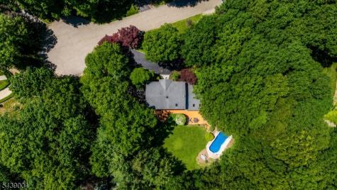 10 Moonshadow Court Kinnelon NJ 07405