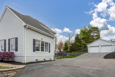 25 Tamarack Drive Roxbury NJ 07876