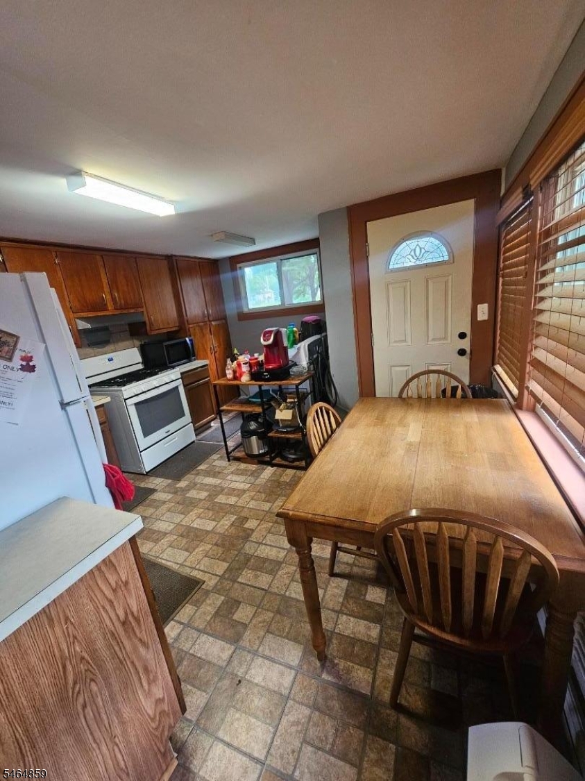 215 W 3rd Avenue Roselle NJ 07203