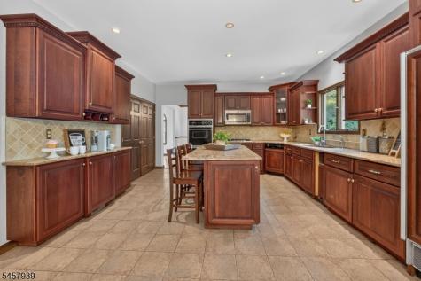6 Oakridge Road Clinton NJ 08801