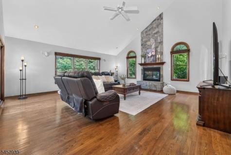 6 Oakridge Road Clinton NJ 08801