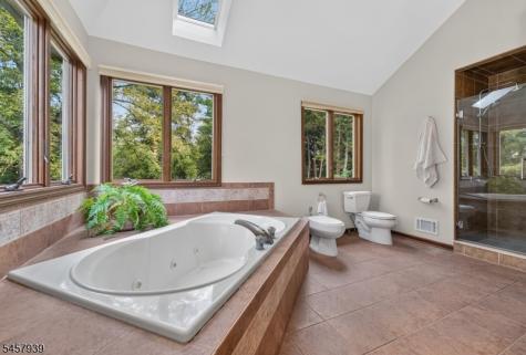 6 Oakridge Road Clinton NJ 08801