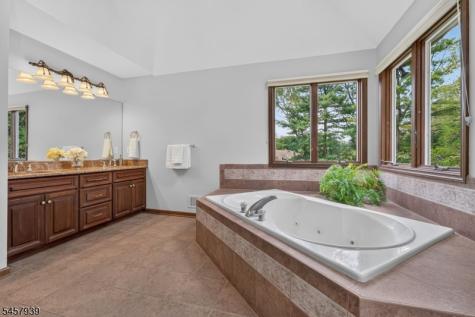 6 Oakridge Road Clinton NJ 08801