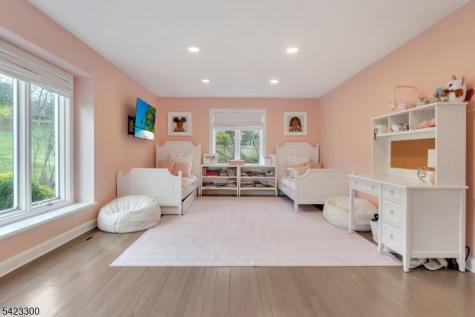 16 E Greenbrook Road North Caldwell NJ 07006