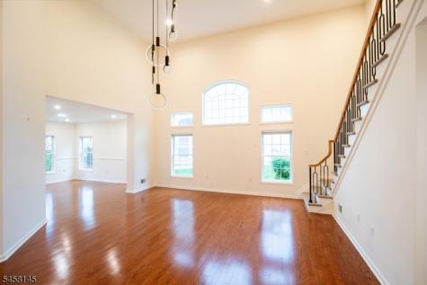 24 Bluffs Court Hamburg NJ 07419
