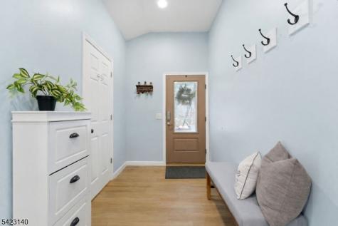 17 Fairmount Road W Tewksbury NJ 07830