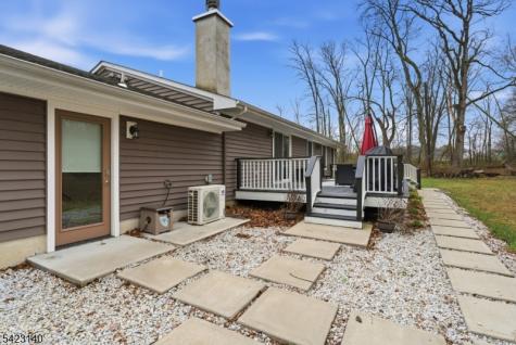 17 Fairmount Road W Tewksbury NJ 07830
