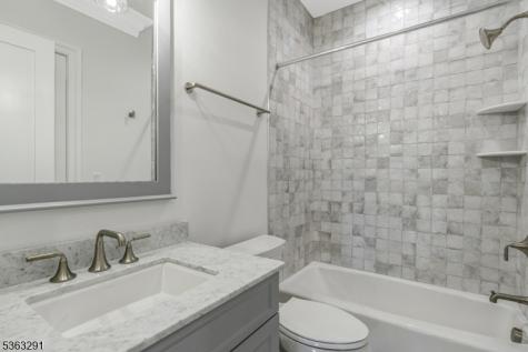 8 Cobblestone Court Warren NJ 07059