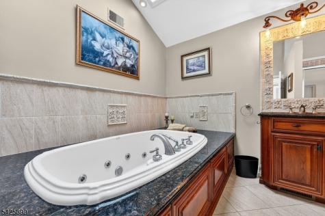 48 Tree Top Road Readington NJ 08889