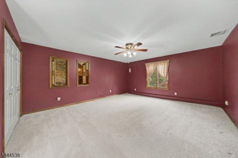 4 Unneberg Avenue Roxbury NJ 07876