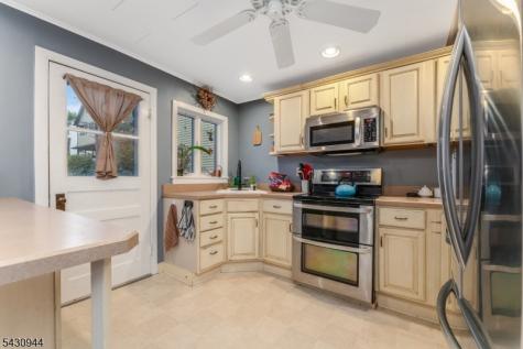 64 Brunswick Avenue Bloomsbury NJ 08804