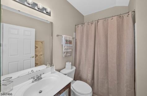 3 Surrey Way Alexandria NJ 08867