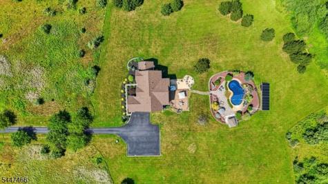 3 Surrey Way Alexandria NJ 08867