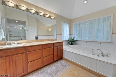 6 Briscoe Chase Ringwood NJ 07456