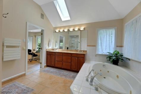 6 Briscoe Chase Ringwood NJ 07456