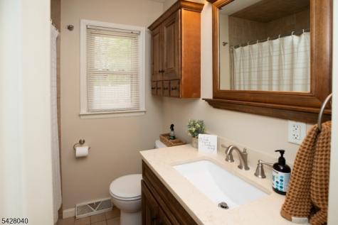 27 E Shore Trail Hardyston NJ 07460