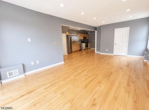 1086 18TH Avenue Newark NJ 07106