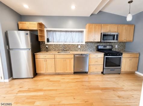 1086 18TH Avenue Newark NJ 07106