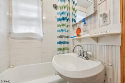 18 Nakomis Path Lincoln Park NJ 07035