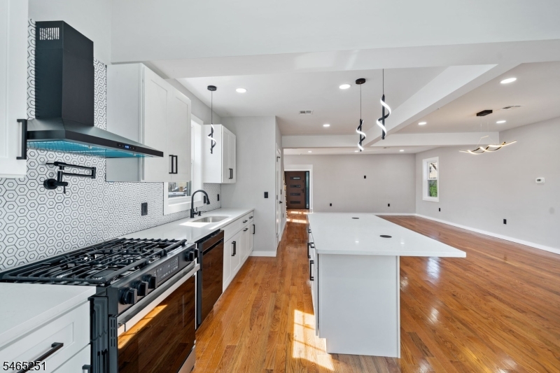 1123 Thompson Avenue Roselle NJ 07203