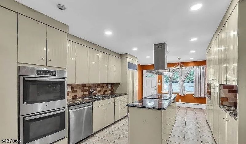 585 Noe Avenue Woodbridge NJ 07095