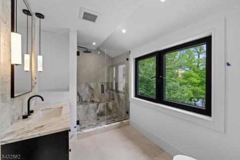 809 W Shore Drive Kinnelon NJ 07405