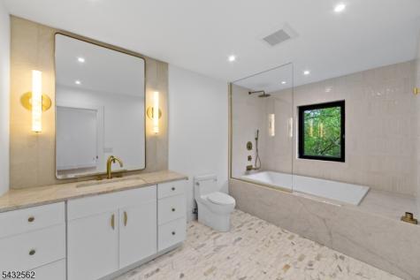 809 W Shore Drive Kinnelon NJ 07405
