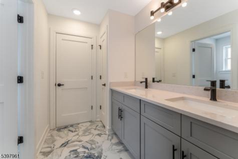4 Spring Court Lopatcong NJ 08865