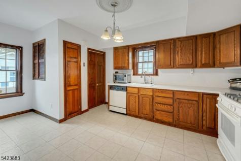 611 5TH Avenue Lyndhurst NJ 07071