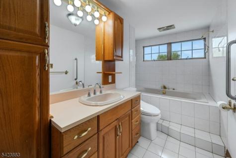 611 5TH Avenue Lyndhurst NJ 07071