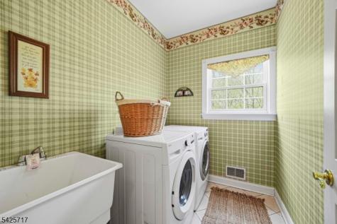 6 Wolfe Run Court Washington NJ 07853