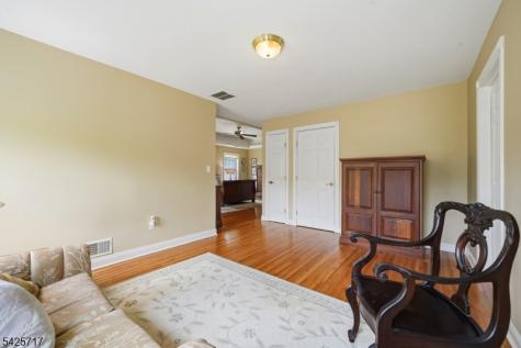 6 Wolfe Run Court Washington NJ 07853