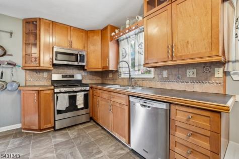 8 Parkway Place Sayreville NJ 08859