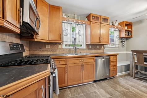 8 Parkway Place Sayreville NJ 08859
