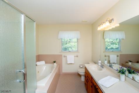 25 Farmhouse Road Alexandria NJ 08848