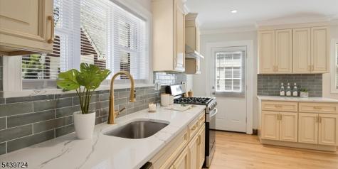 206 Lakeview Avenue Leonia NJ 07605