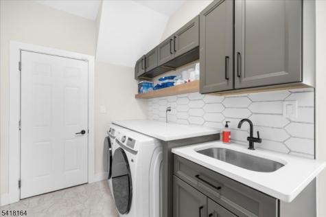 86 Treetops Circle Franklin NJ 08540