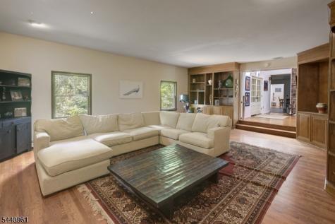 13 Farmersville Road Tewksbury NJ 07830