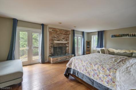 13 Farmersville Road Tewksbury NJ 07830