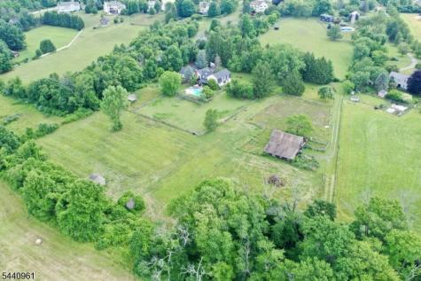 13 Farmersville Road Tewksbury NJ 07830