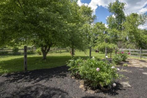 13 Farmersville Road Tewksbury NJ 07830