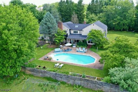 13 Farmersville Road Tewksbury NJ 07830