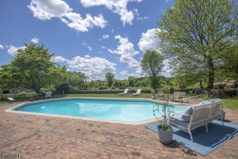 13 Farmersville Road Tewksbury NJ 07830
